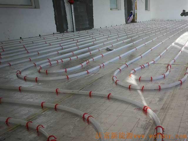 青島德沃幼兒園空氣源熱泵項目施工案例地暖施工、主機施工，空氣源熱泵項目調試成功，項目展示實例&mdash;&mdash;空氣源熱泵地暖鋪管1