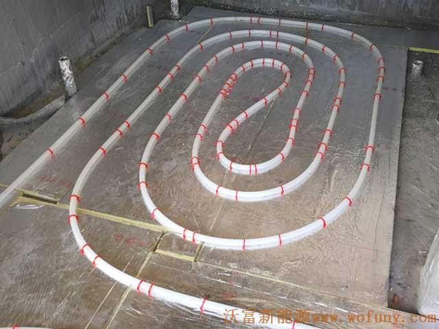 青島德沃幼兒園空氣源熱泵項目施工案例地暖施工、主機施工，空氣源熱泵項目調試成功，項目展示實例&mdash;&mdash;空氣源熱泵地暖鋪管3