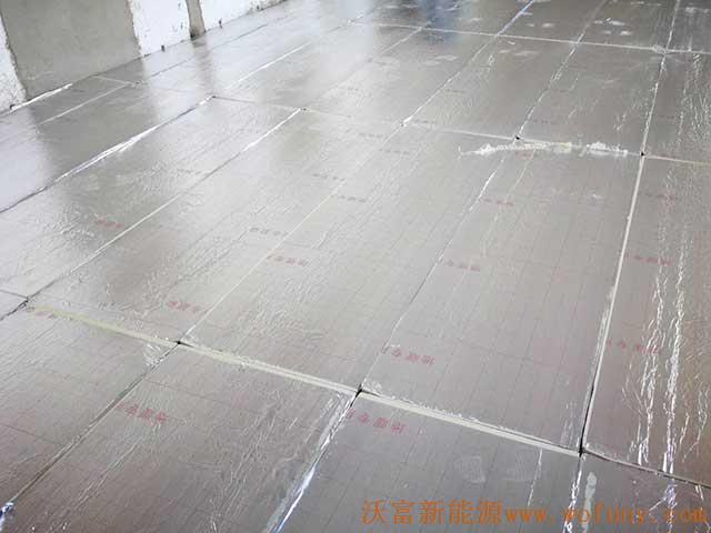 青島德沃幼兒園空氣源熱泵項目施工案例地暖施工、主機施工，空氣源熱泵項目調試成功，項目展示實例&mdash;&mdash;空氣源熱泵地暖鋪管4