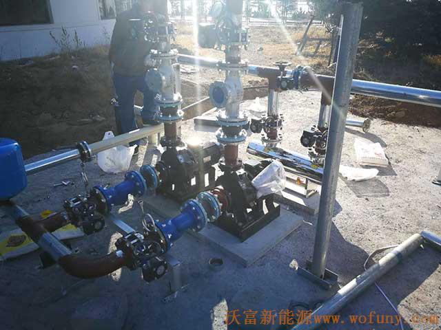 青島德沃幼兒園空氣源熱泵項目施工案例地暖施工、主機施工，空氣源熱泵項目調試成功，項目展示實例&mdash;&mdash;空氣源熱泵管路連接