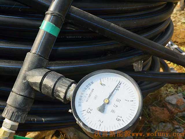 青島長(zhǎng)水山莊別墅小區(qū)地源熱泵項(xiàng)目施工鉆井現(xiàn)場(chǎng)圖片展示&mdash;&mdash;&mdash;地埋管試壓