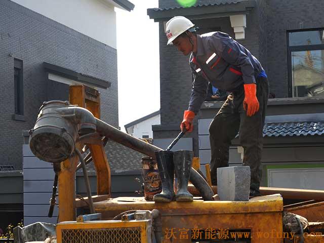 青島長(zhǎng)水山莊別墅小區(qū)地源熱泵項(xiàng)目施工鉆井現(xiàn)場(chǎng)圖片展示&mdash;&mdash;&mdash;鉆機(jī)調(diào)試